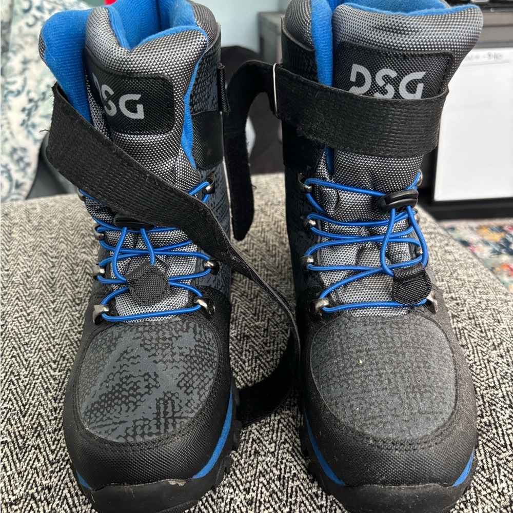 DSG Kids Winter Boots Black/Blue Thinsulate Size 7